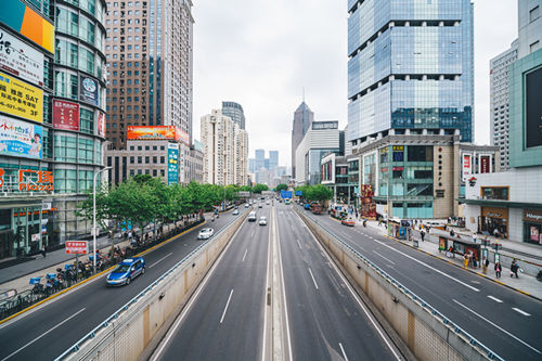 綠燈亮后前車不走該怎么辦 后車能壓實線變道嗎