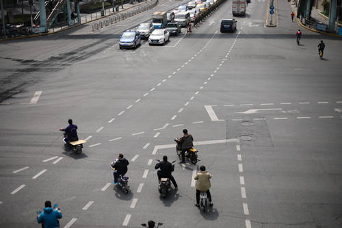 市民質(zhì)疑騎電動(dòng)車“沖禁”罰2000太重